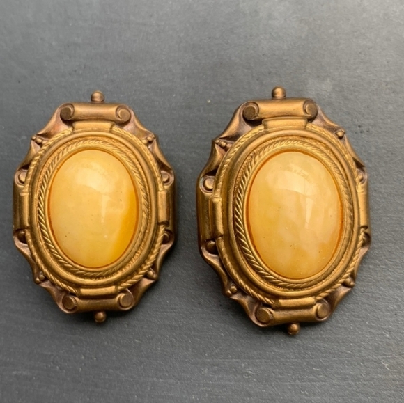 VINTAGE Gold Tone 70's Clip On Earrings - Picture 5 of 7